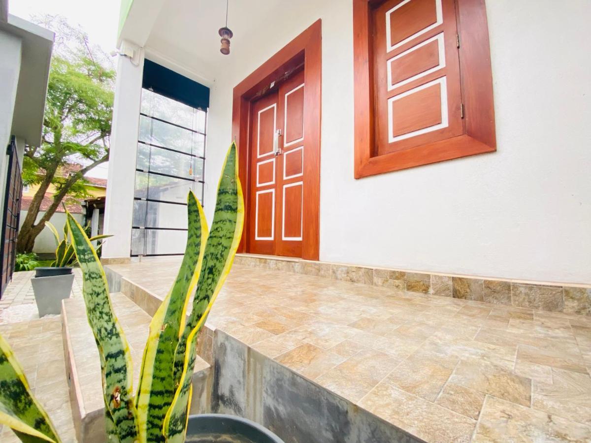 Srimadis Villa Near Airport - Negombo Ngoại thất bức ảnh