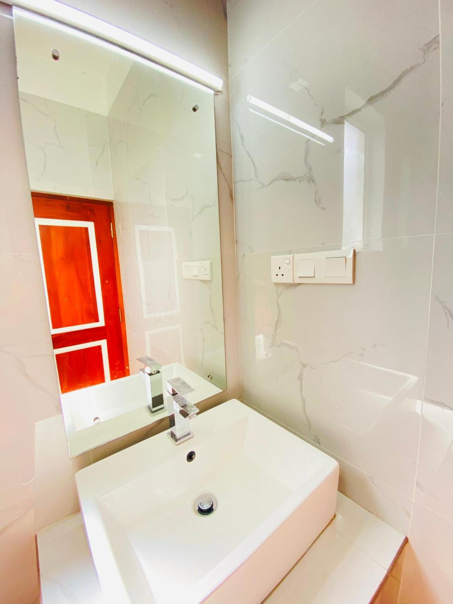 Srimadis Villa Near Airport - Negombo Ngoại thất bức ảnh